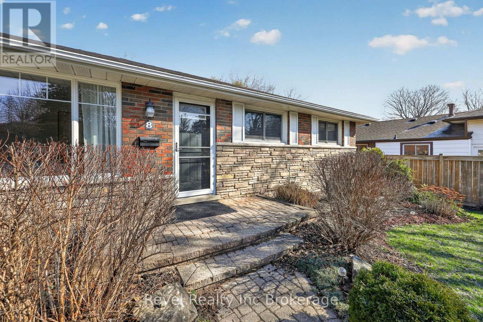 8 Elmwood Place, Woodstock (Woodstock - South), Ontario  N4S 2K6 - Photo 4 - X12981572