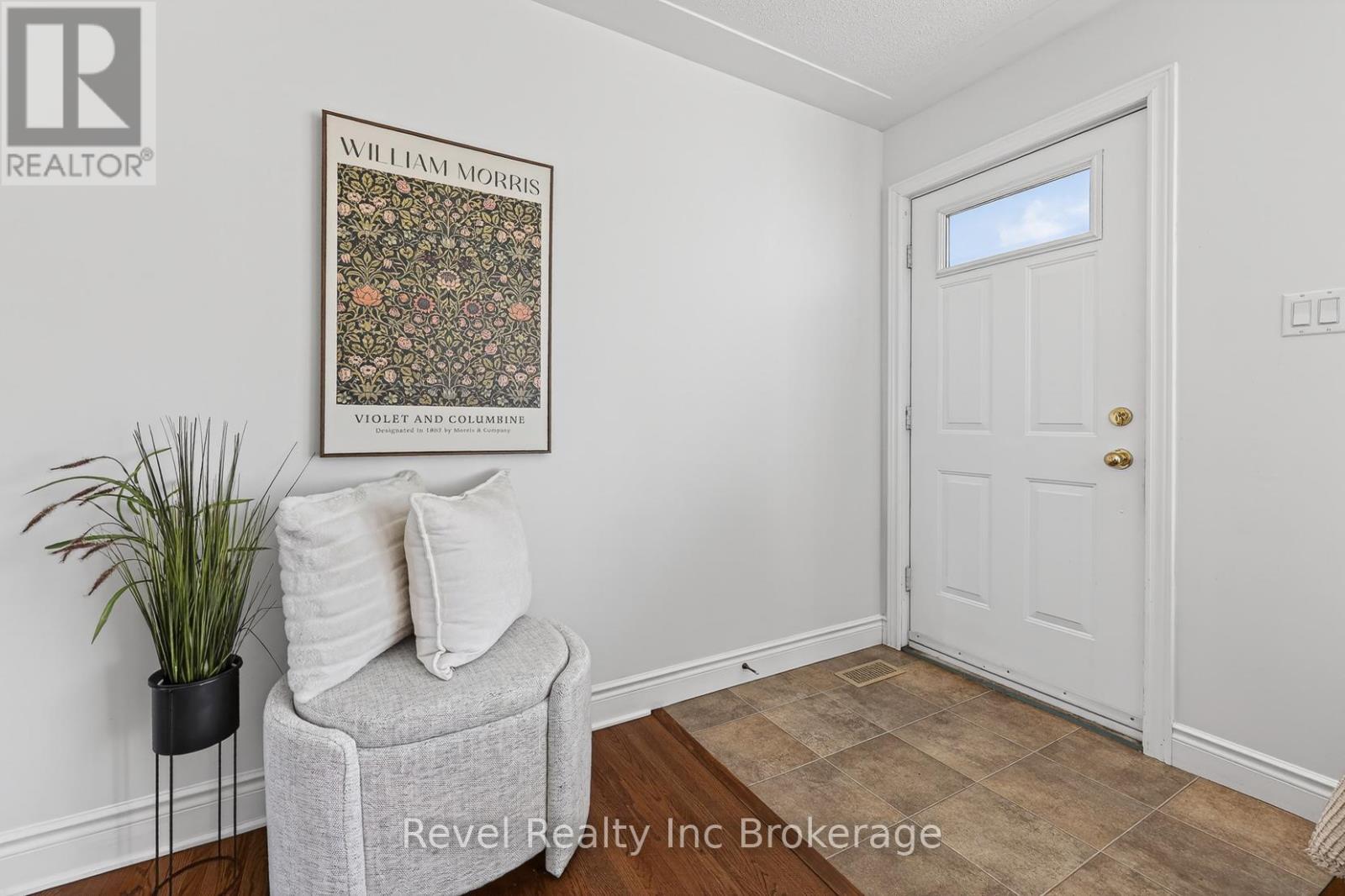 8 Elmwood Place, Woodstock (Woodstock - South), Ontario  N4S 2K6 - Photo 5 - X12981572