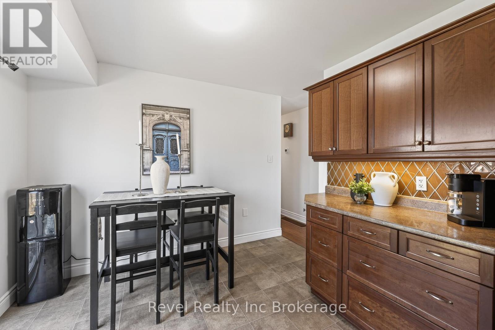 8 Elmwood Place, Woodstock (Woodstock - South), Ontario  N4S 2K6 - Photo 9 - X12981572