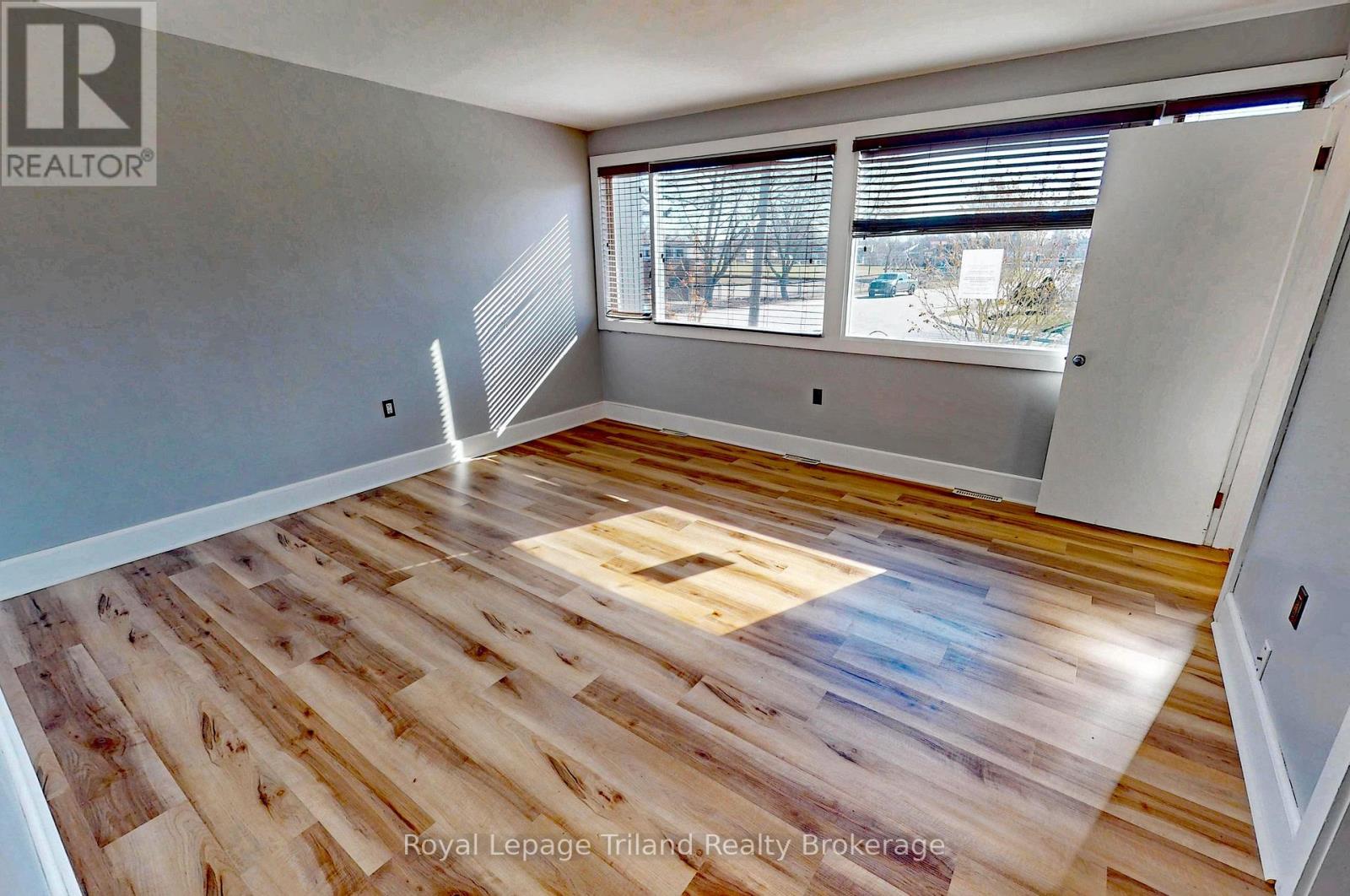 256 St George Lane, Norfolk (Delhi), Ontario  N4B 2J5 - Photo 10 - X12992748