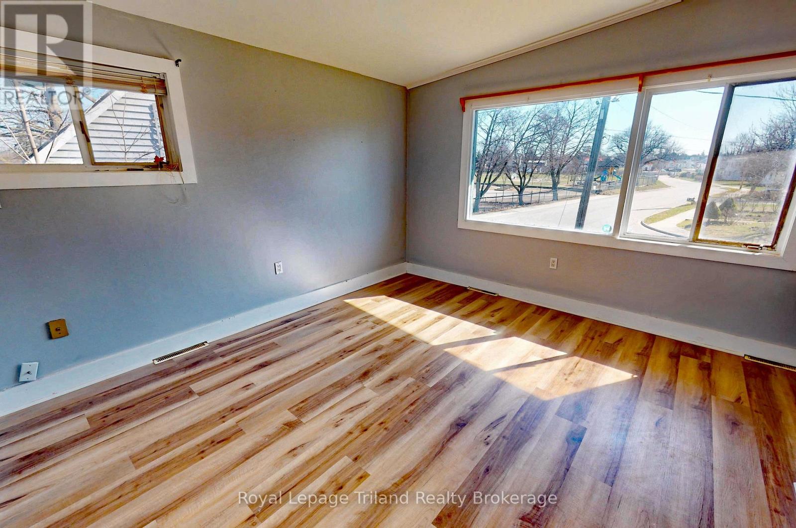 256 St George Lane, Norfolk (Delhi), Ontario  N4B 2J5 - Photo 12 - X12992748