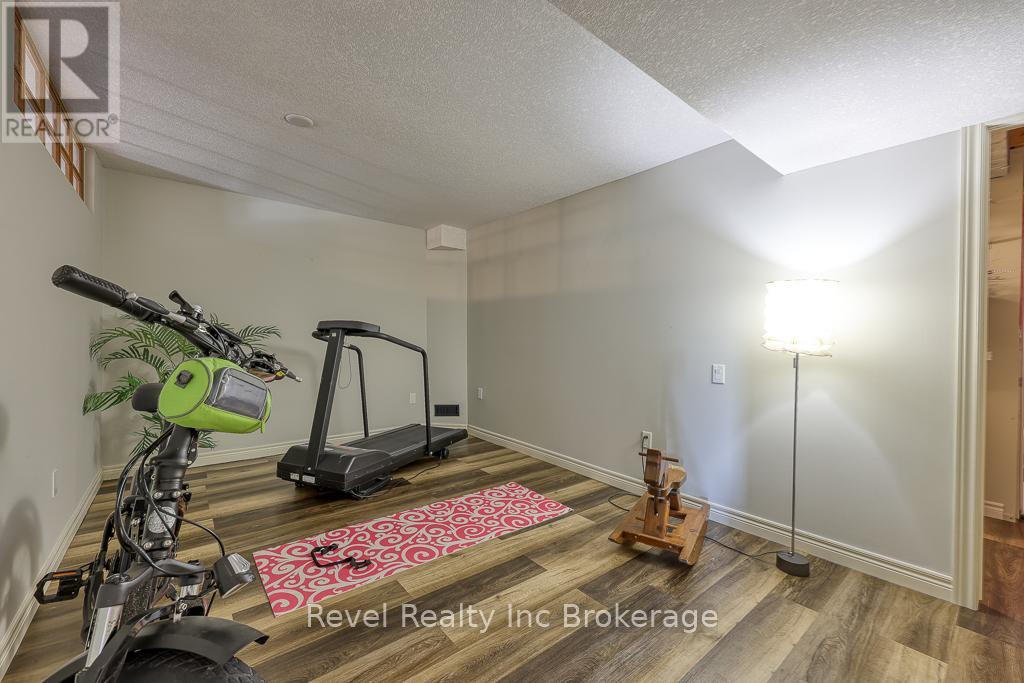 7 Woodhatch Crescent, Ingersoll (Ingersoll - North), Ontario  N5C 0A2 - Photo 32 - X12993182