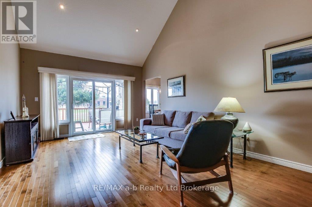 717 Garden Court Crescent, Woodstock (Woodstock - North), Ontario  N4T 0A2 - Photo 4 - X13005388