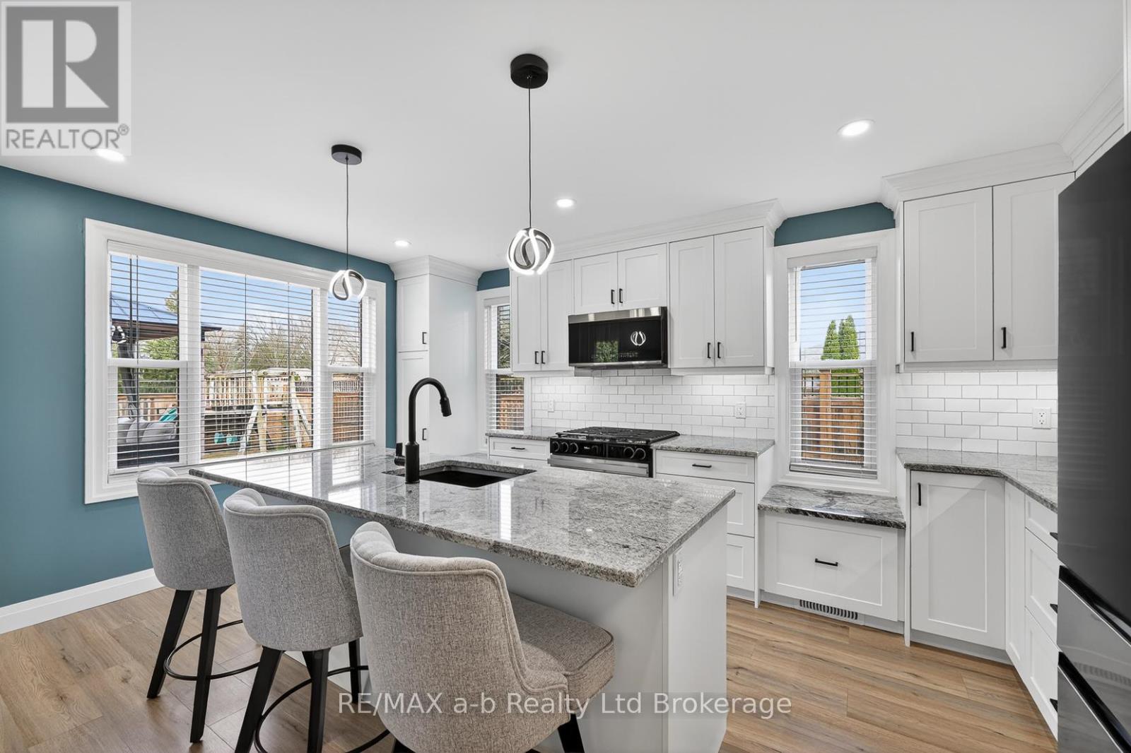 346 Riverview Drive, Strathroy-Caradoc (Ne), Ontario  N7G 4B7 - Photo 2 - X13018228