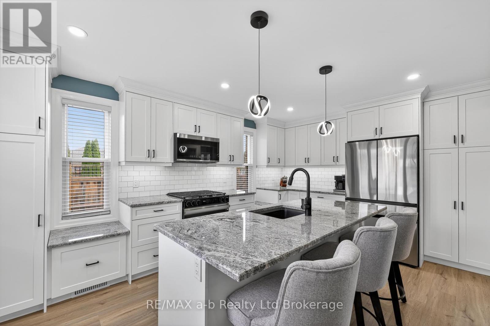 346 Riverview Drive, Strathroy-Caradoc (Ne), Ontario  N7G 4B7 - Photo 3 - X13018228