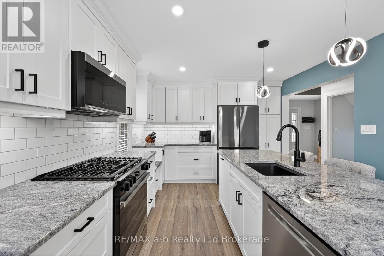 346 Riverview Drive, Strathroy-Caradoc (Ne), Ontario  N7G 4B7 - Photo 4 - X13018228