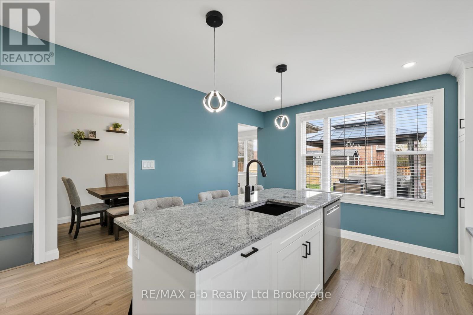 346 Riverview Drive, Strathroy-Caradoc (Ne), Ontario  N7G 4B7 - Photo 5 - X13018228