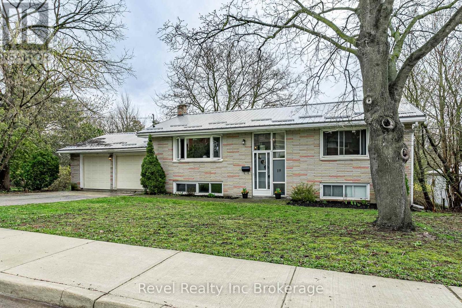 19 Dufferin Street, Ingersoll (Ingersoll - South), Ontario  N5C 2E5 - Photo 2 - X13019780