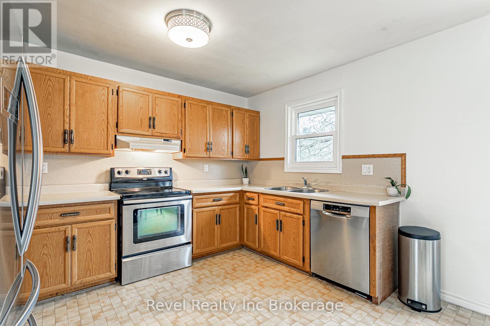 19 Dufferin Street, Ingersoll (Ingersoll - South), Ontario  N5C 2E5 - Photo 8 - X13019780