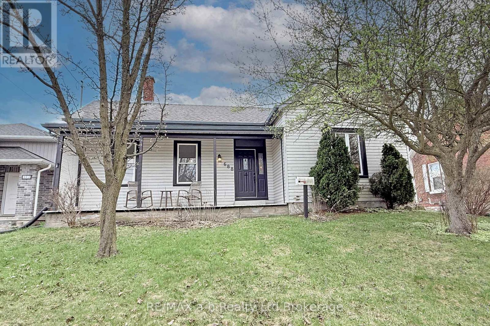 688 Henry Street, Woodstock (Woodstock - South), Ontario  N4S 1Y3 - Photo 2 - X13032432
