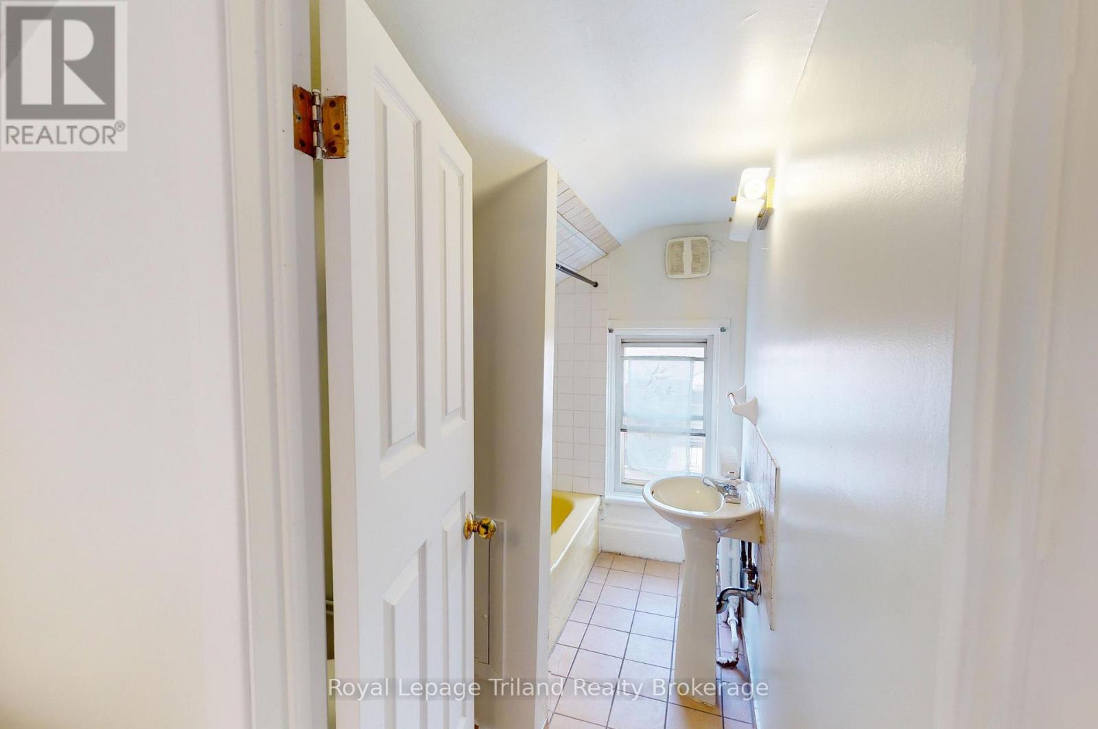 Upper - 1bed - 52 Wellington Street S, Woodstock (Woodstock - South), Ontario  N4S 3H6 - Photo 4 - X13038860