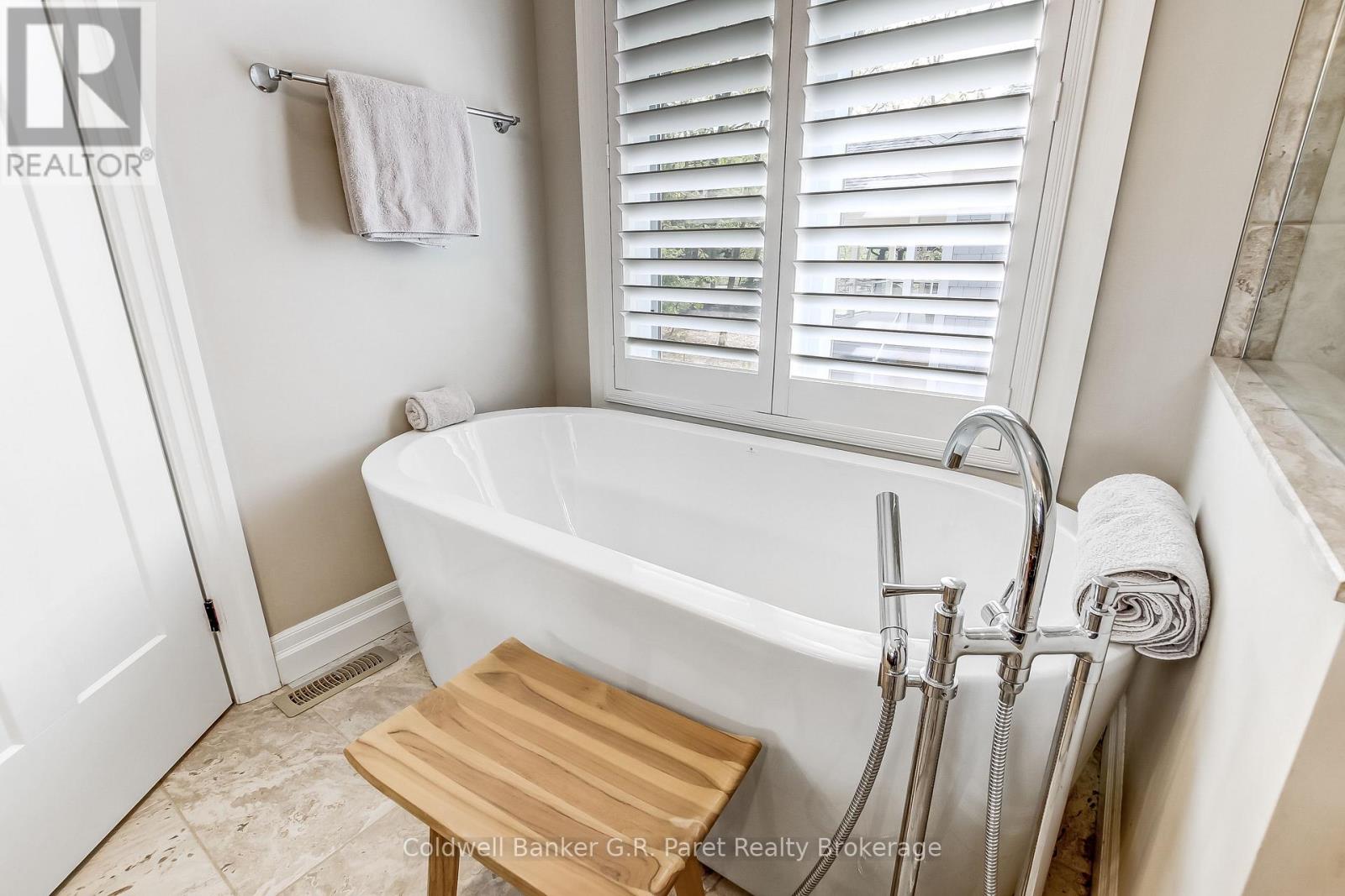 10151 Pinery Bluffs Road, Lambton Shores (Grand Bend), Ontario  N0M 1T0 - Photo 23 - X13174336