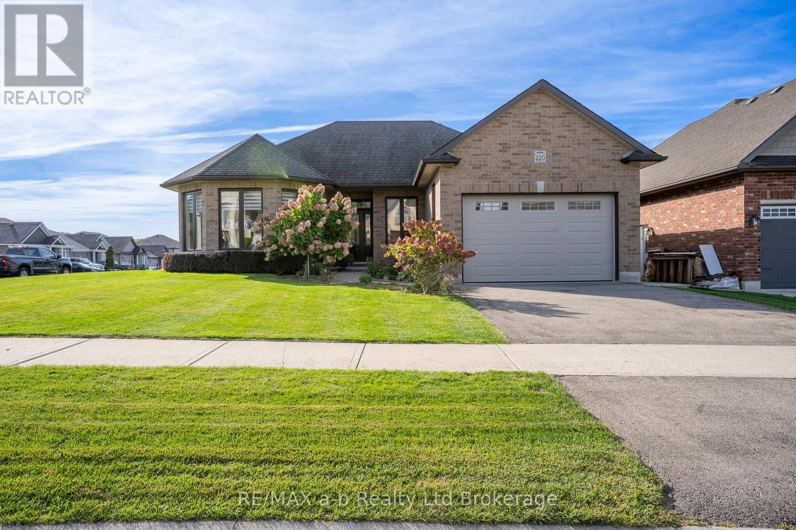 220 Poldon Drive, Norwich (Norwich Town), Ontario  N0J 1P0 - Photo 2 - X13196116