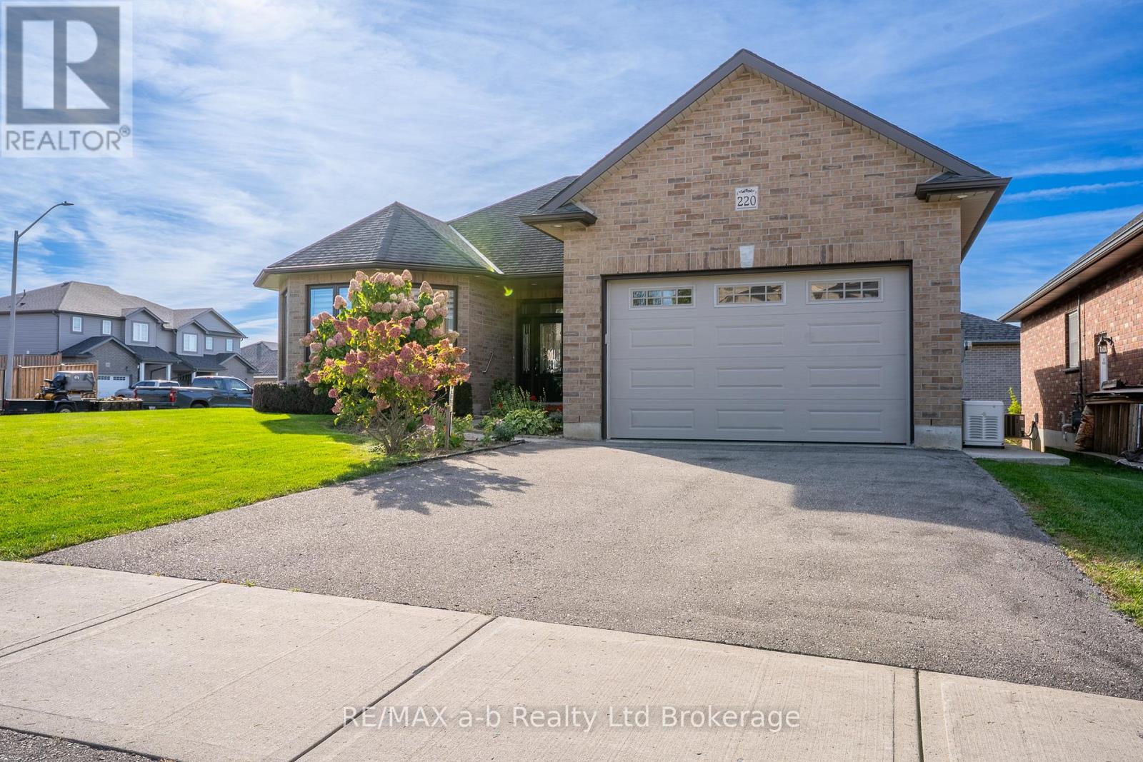220 Poldon Drive, Norwich (Norwich Town), Ontario  N0J 1P0 - Photo 3 - X13196116