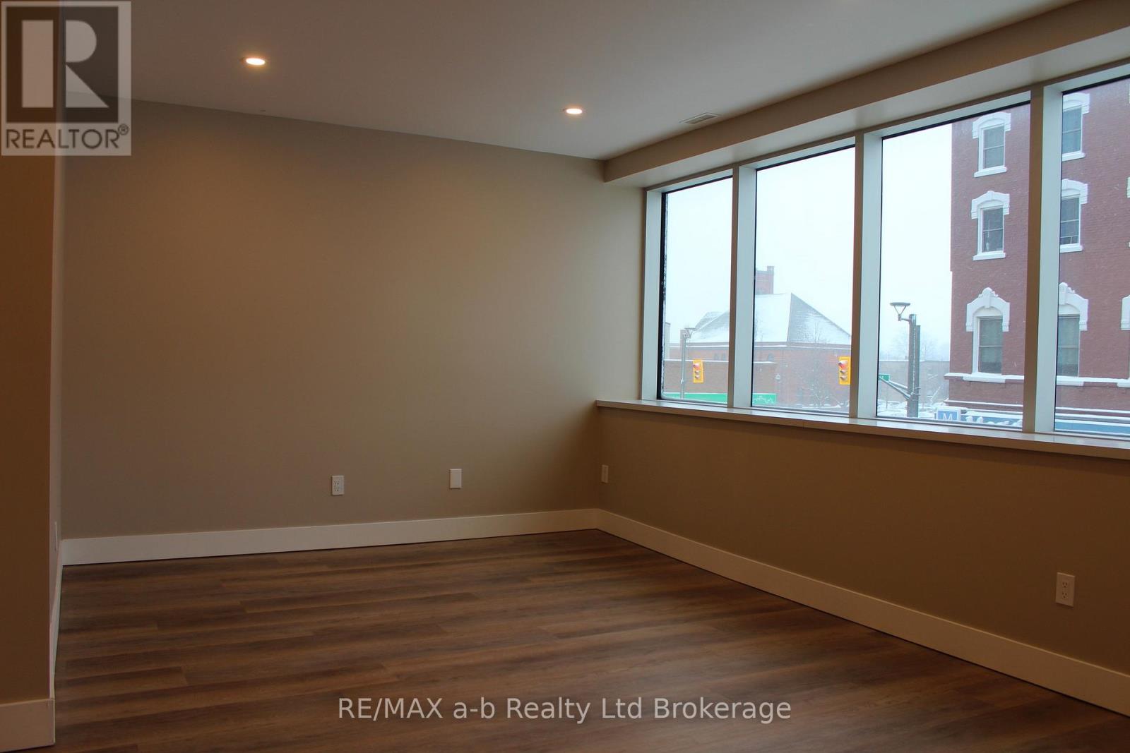 2 - 391 Dundas Street, Woodstock (Woodstock - North), Ontario  N4S 1B6 - Photo 2 - X13411826