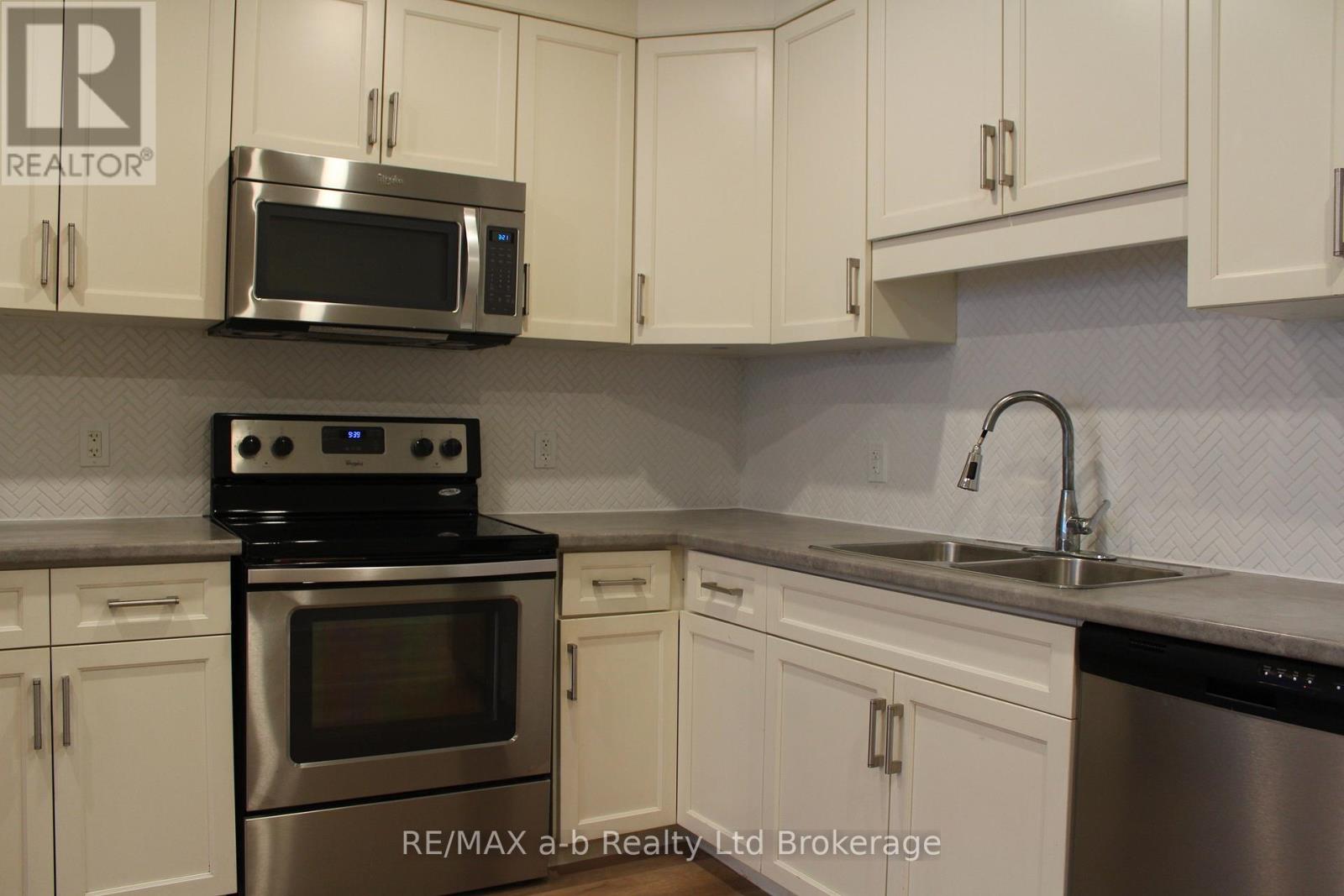 2 - 391 Dundas Street, Woodstock (Woodstock - North), Ontario  N4S 1B6 - Photo 3 - X13411826