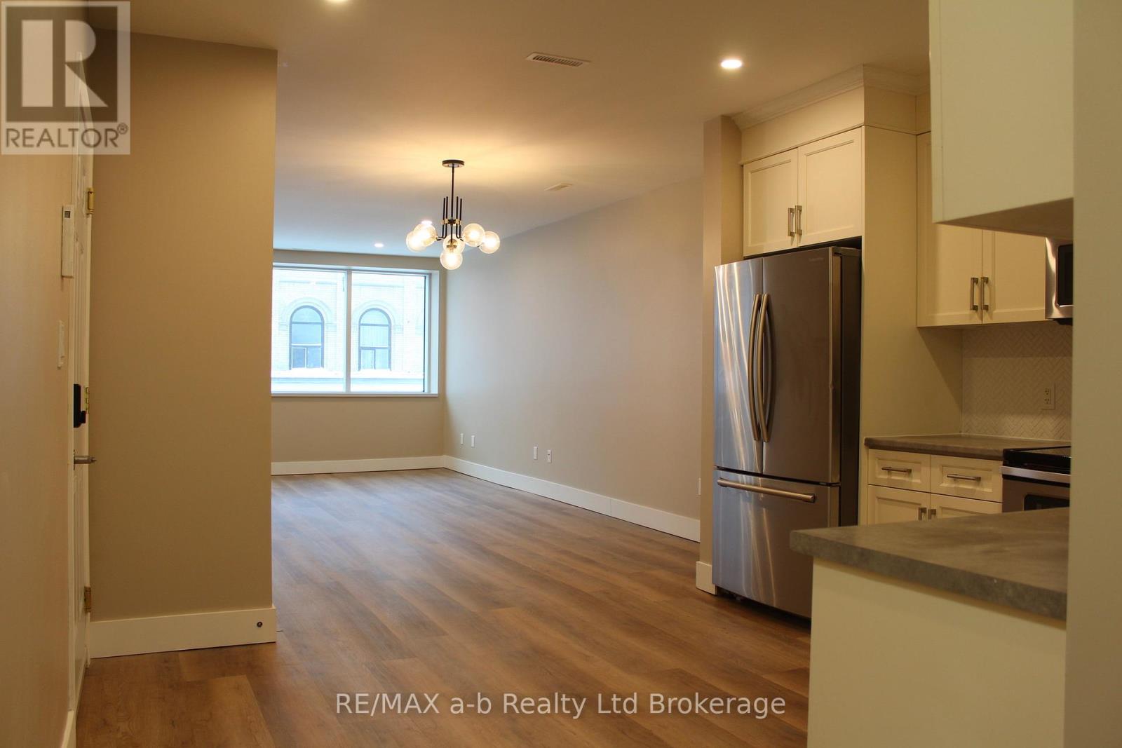2 - 391 Dundas Street, Woodstock (Woodstock - North), Ontario  N4S 1B6 - Photo 4 - X13411826