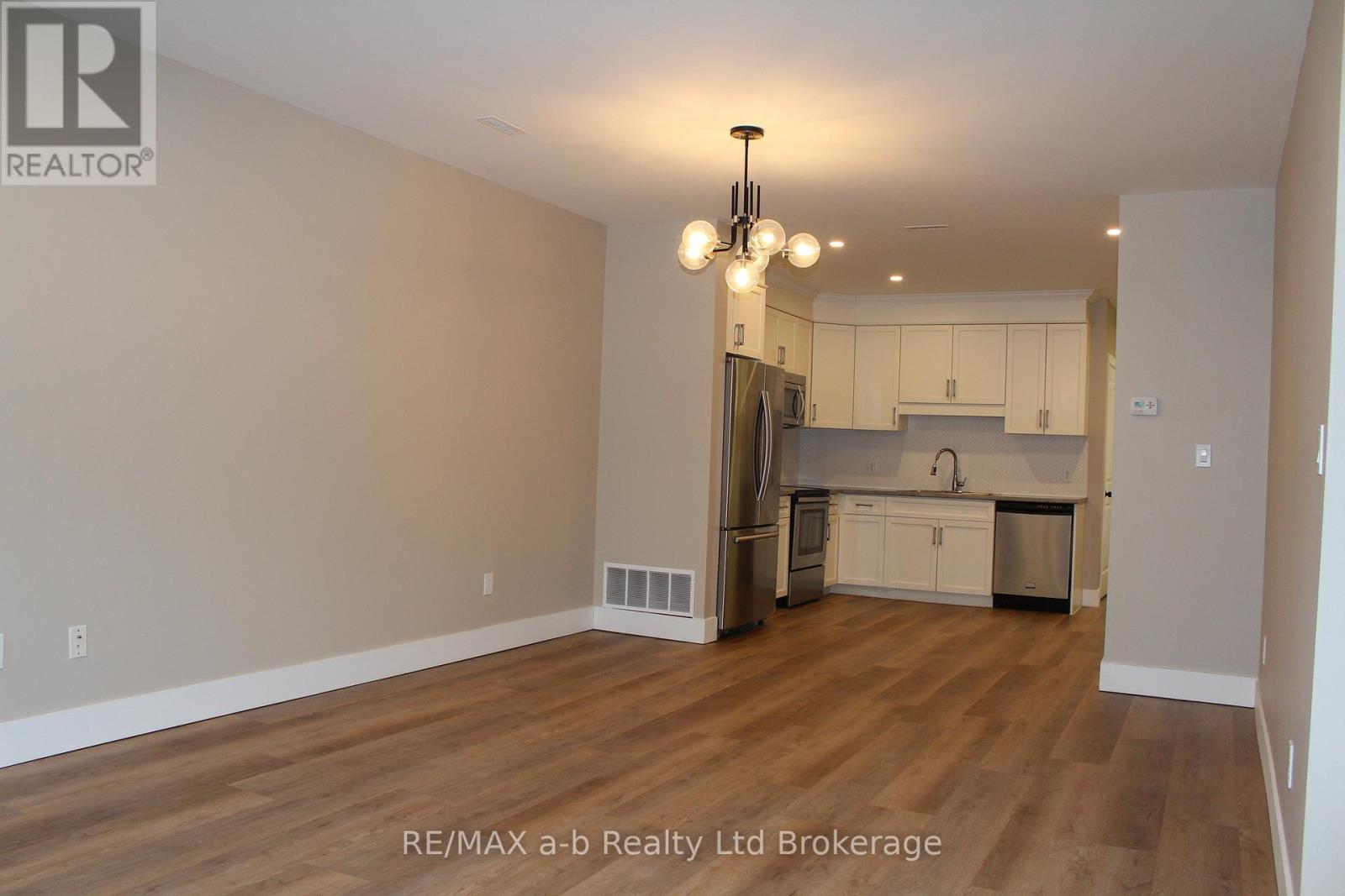 2 - 391 Dundas Street, Woodstock (Woodstock - North), Ontario  N4S 1B6 - Photo 6 - X13411826