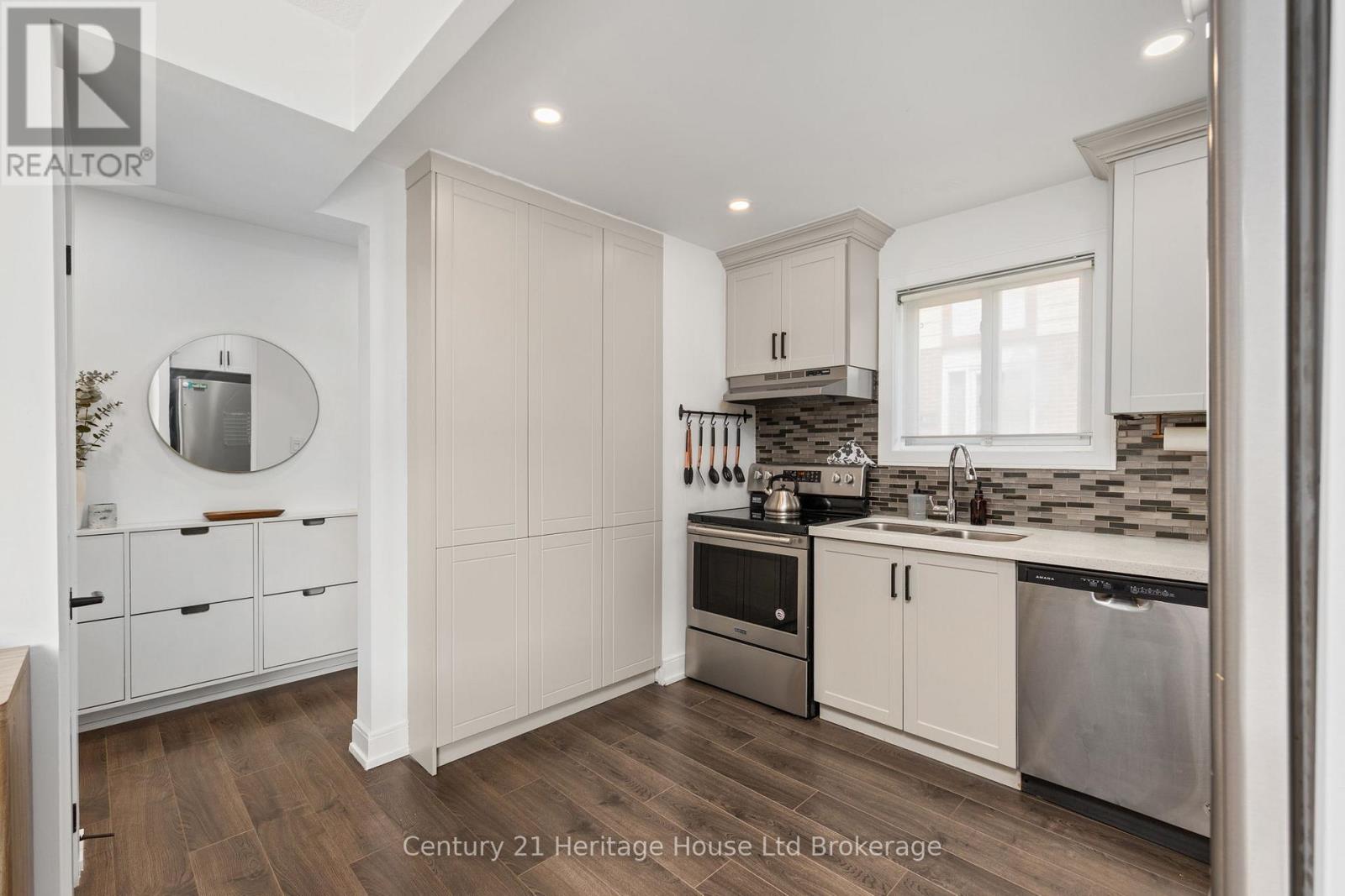 9 San Vito Way, Toronto (Glenfield-Jane Heights), Ontario  M3L 2G7 - Photo 5 - W13474490