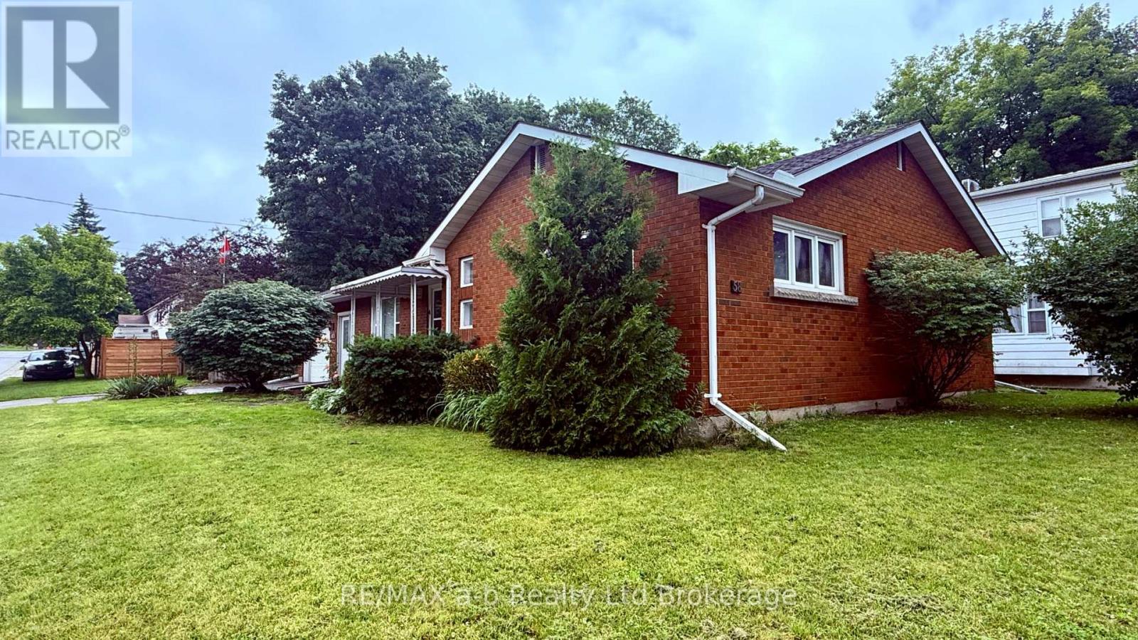 58 Victoria Street, Tillsonburg, Ontario  N4G 3Z7 - Photo 2 - X13492732