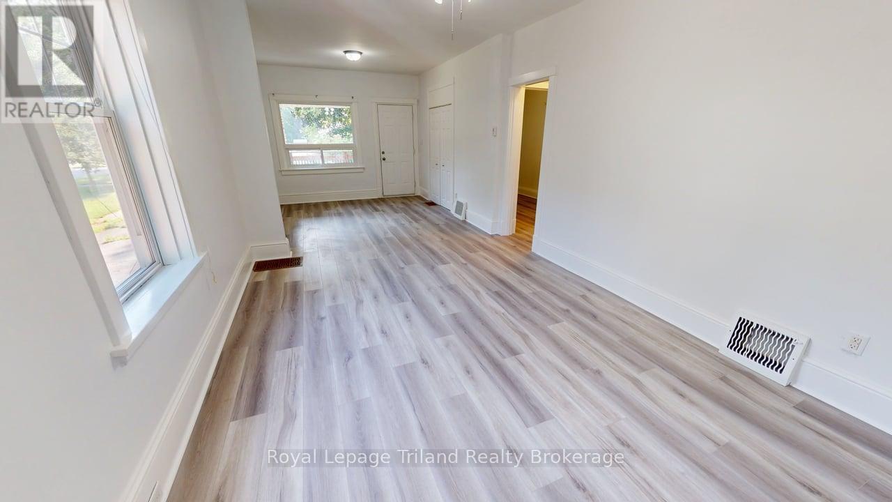 279 Vansittart Avenue, Woodstock (Woodstock - North), Ontario  N4S 6G4 - Photo 2 - X13529490
