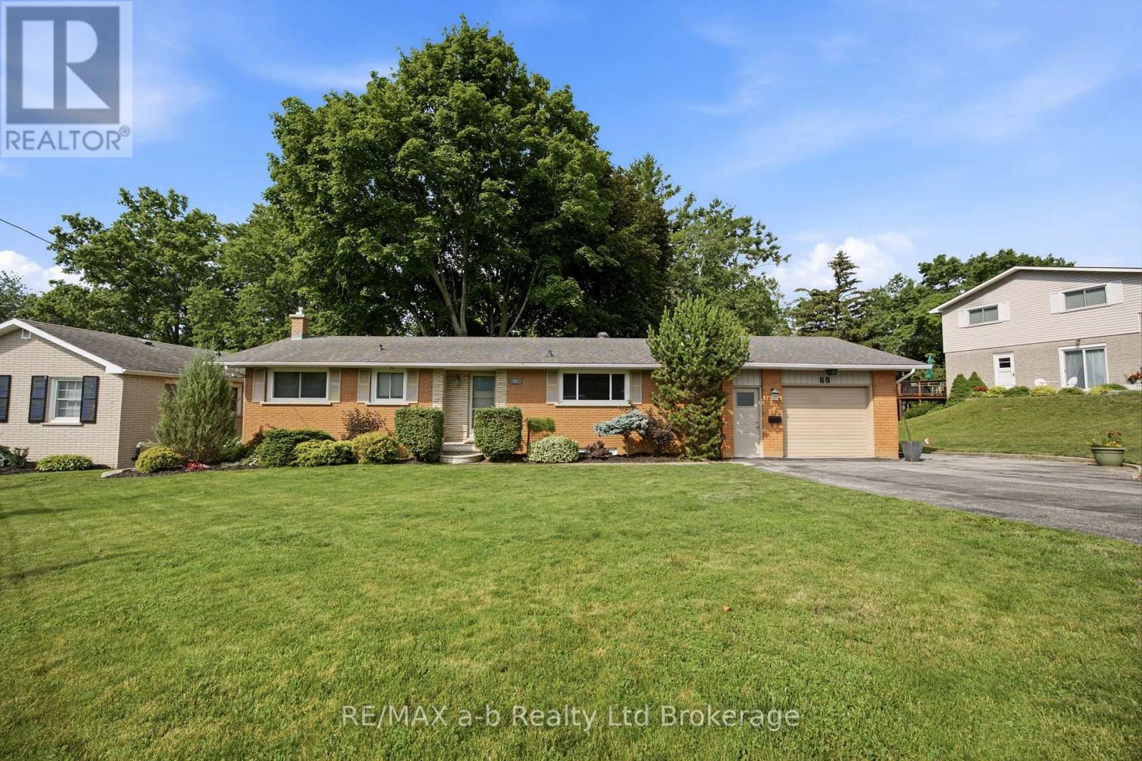 88 Hillside Avenue, Norfolk (Delhi), Ontario  N4B 1Y3 - Photo 2 - X13554758