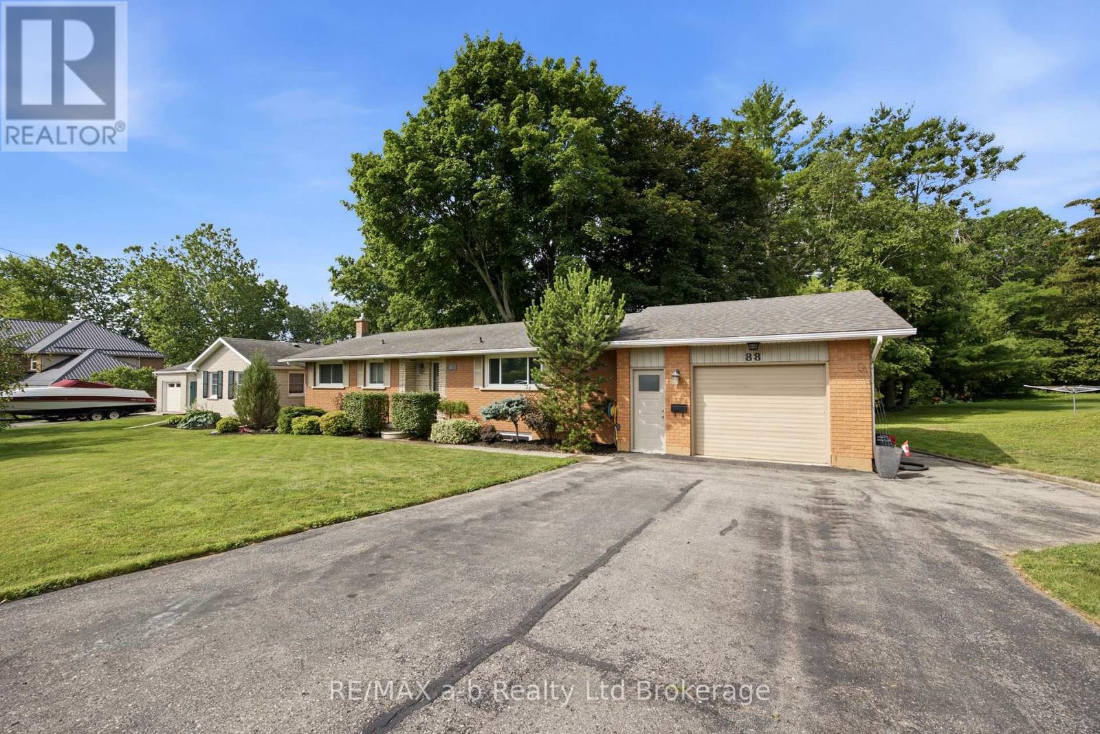 88 Hillside Avenue, Norfolk (Delhi), Ontario  N4B 1Y3 - Photo 3 - X13554758