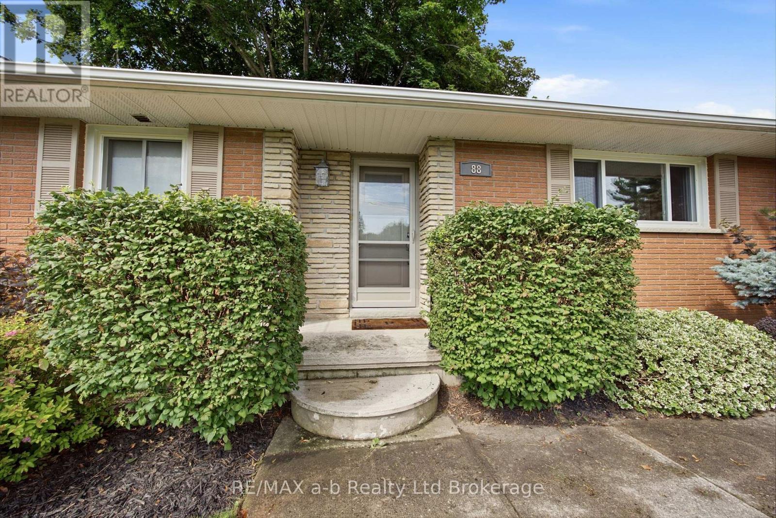 88 Hillside Avenue, Norfolk (Delhi), Ontario  N4B 1Y3 - Photo 4 - X13554758