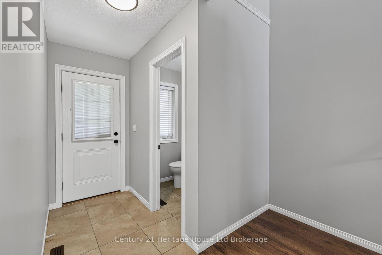 734 Frontenac Crescent, Woodstock (Woodstock - South), Ontario  N4V 0B1 - Photo 4 - X13560930