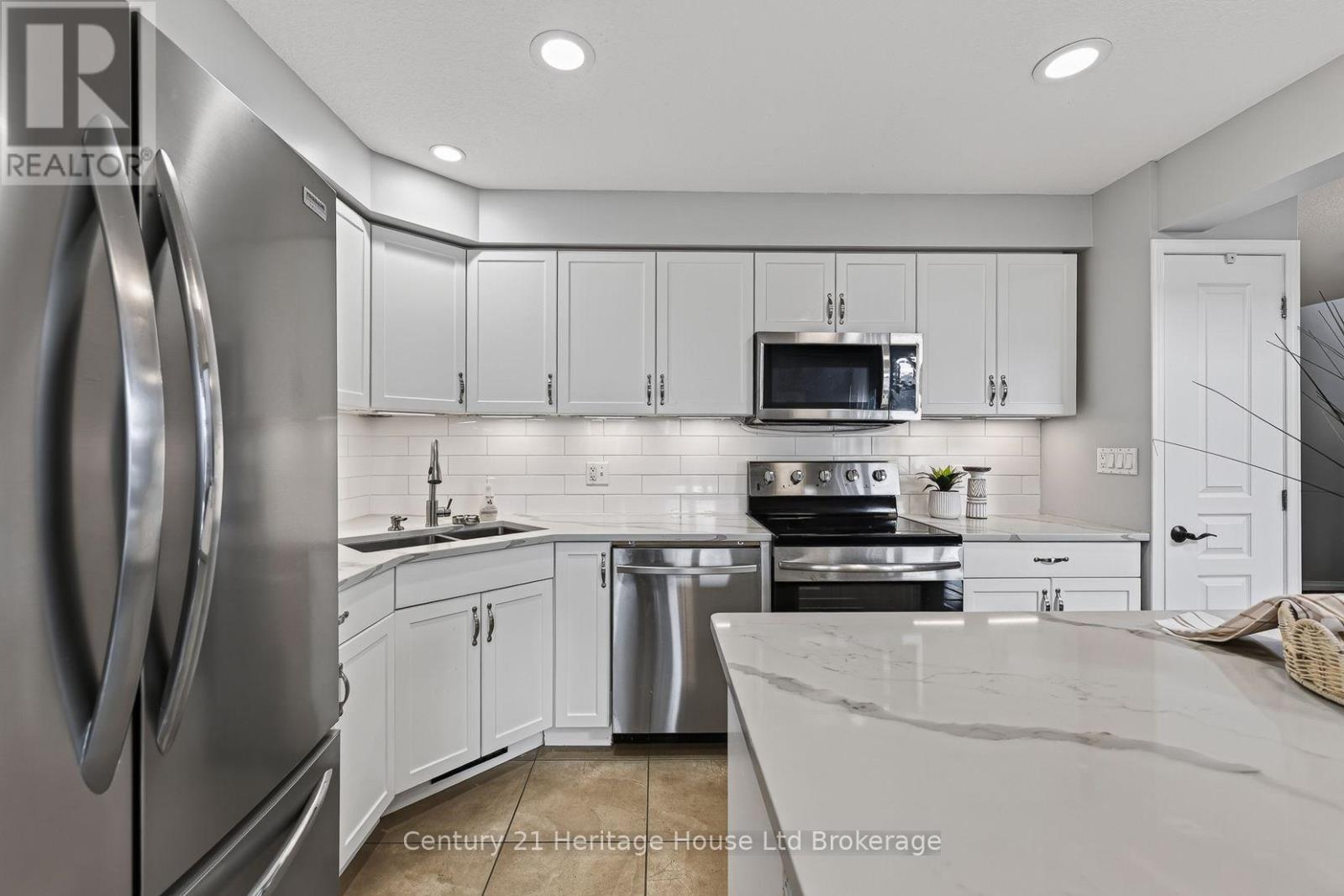 734 Frontenac Crescent, Woodstock (Woodstock - South), Ontario  N4V 0B1 - Photo 7 - X13560930