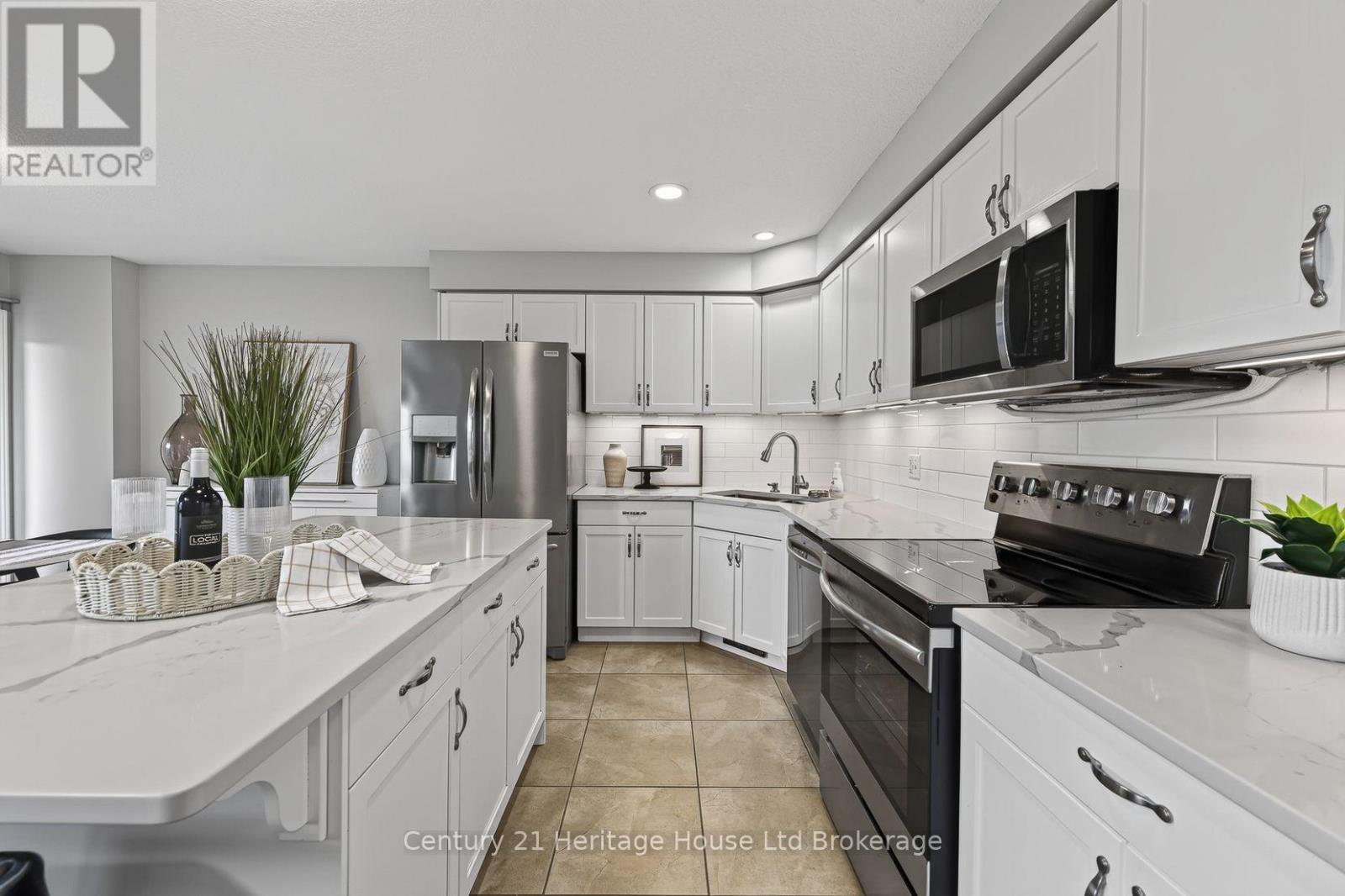 734 Frontenac Crescent, Woodstock (Woodstock - South), Ontario  N4V 0B1 - Photo 8 - X13560930