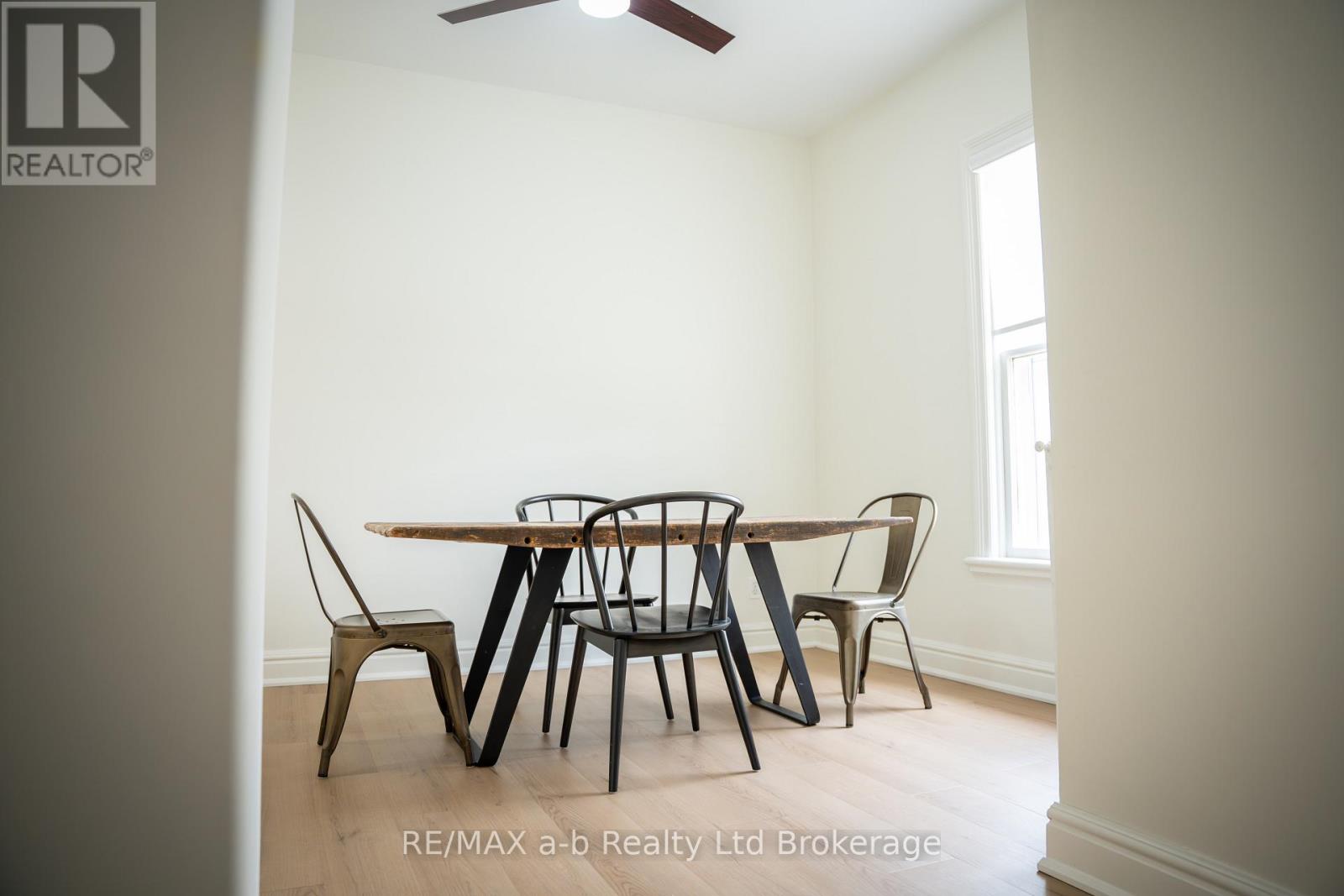 Upper - 390 Ontario Street, Stratford, Ontario  N5A 3H9 - Photo 4 - X13566830