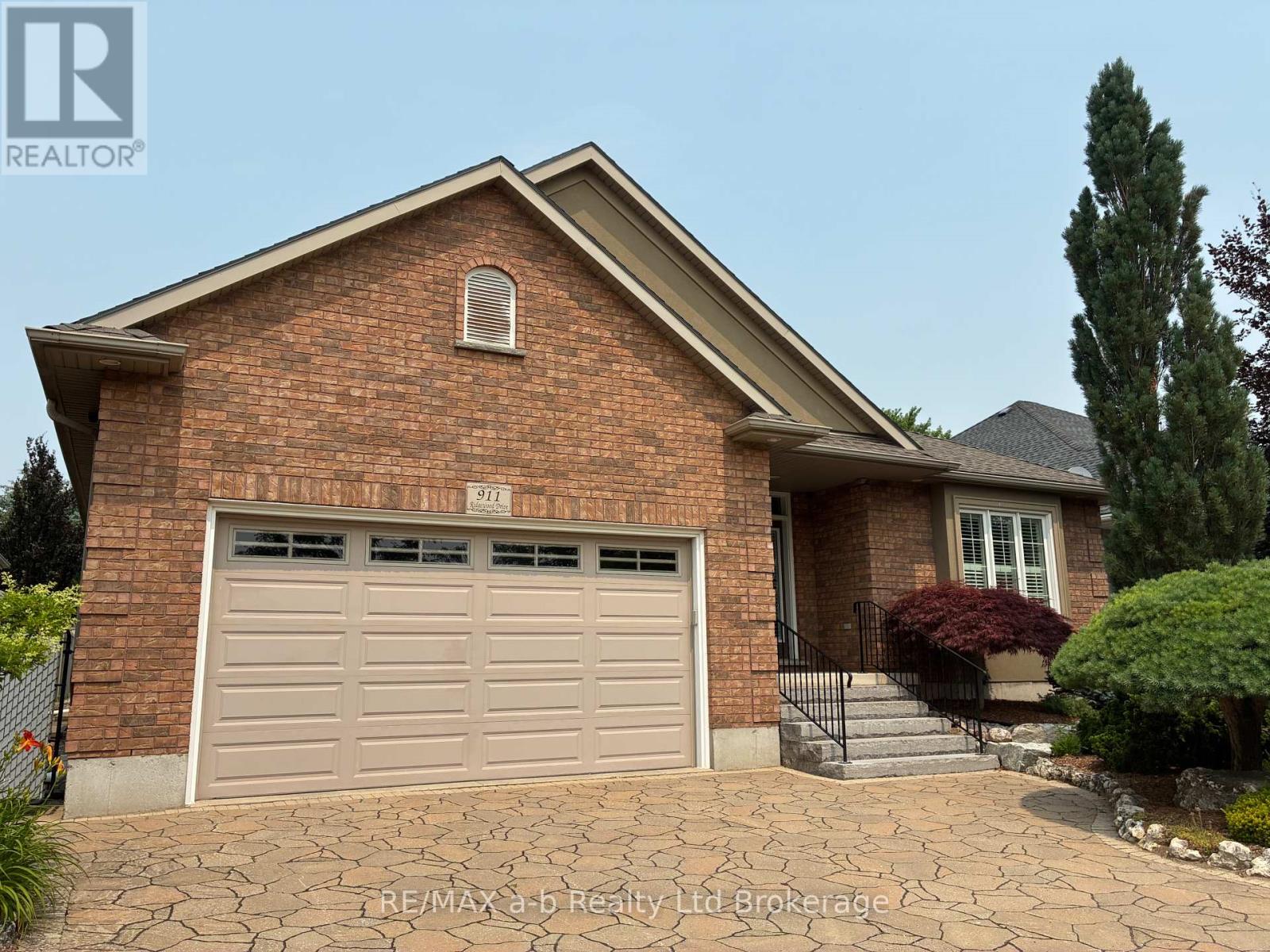 911 Ridgewood Drive, Woodstock (Woodstock - North), Ontario  N4T 0B8 - Photo 2 - X13582564