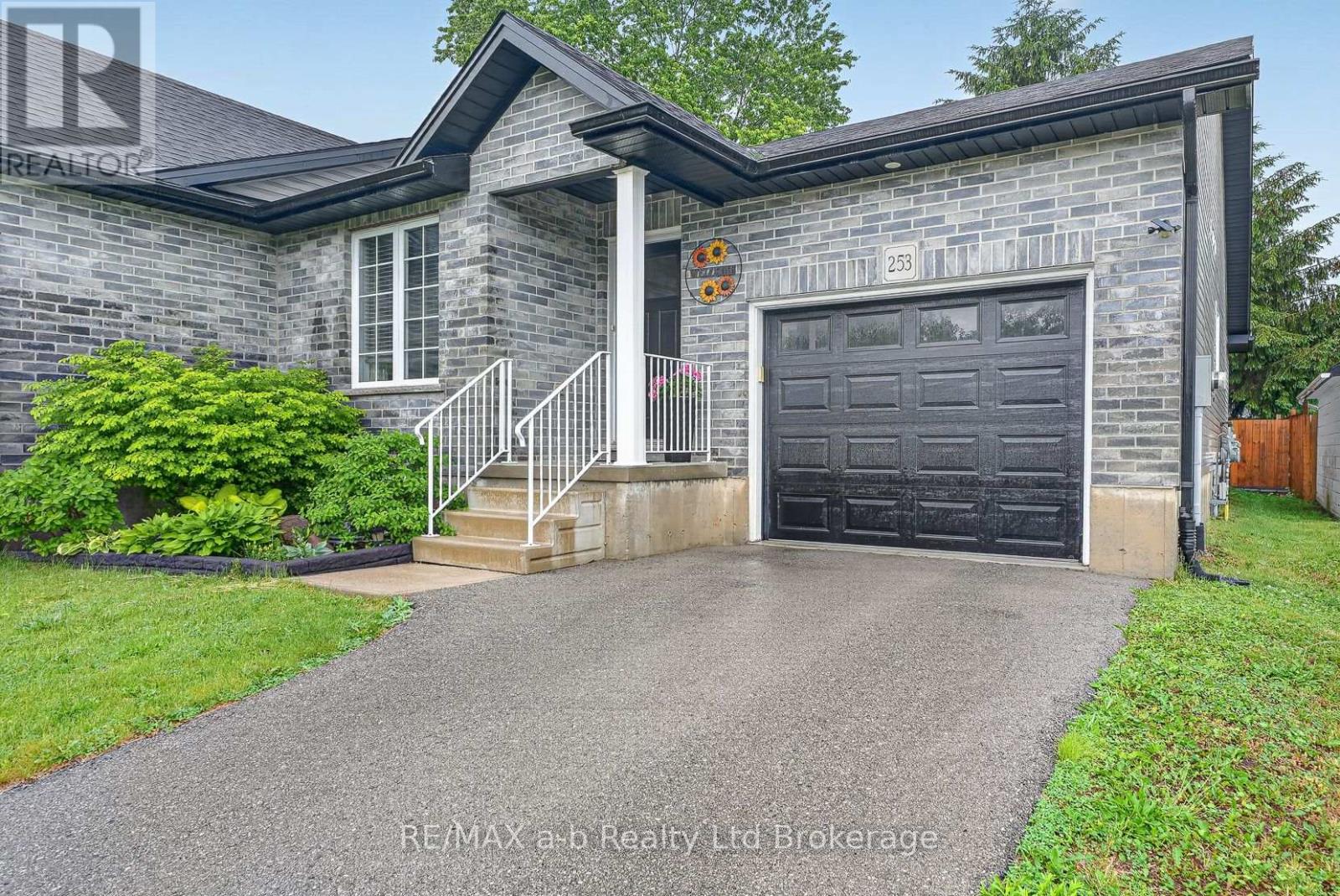253 Charles Street W, Ingersoll (Ingersoll - South), Ontario  N5C 2M5 - Photo 2 - X13582650