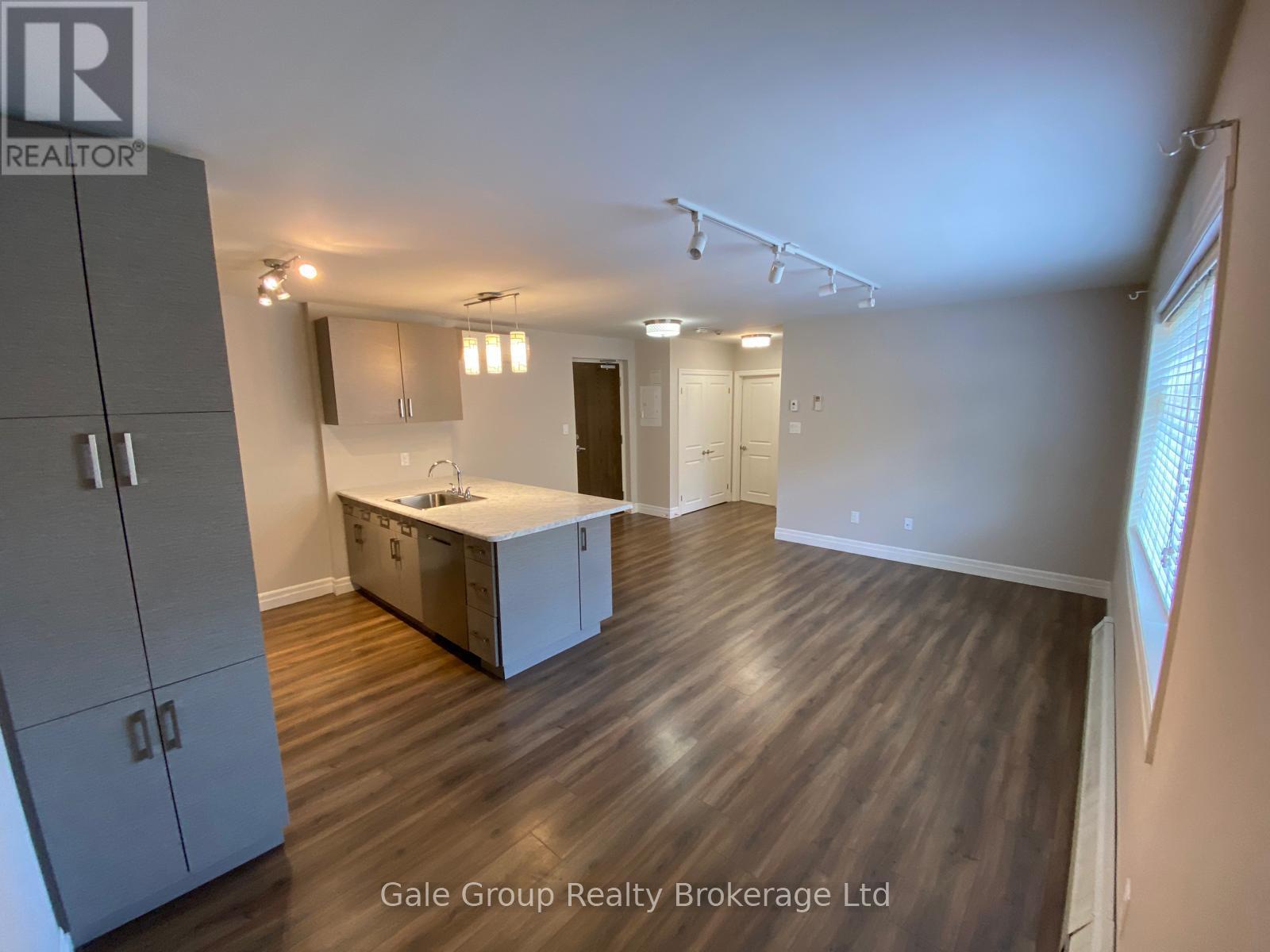 102 - 5 Paisley Boulevard E, Mississauga (Cooksville), Ontario  L6A 1P3 - Photo 2 - W13584902