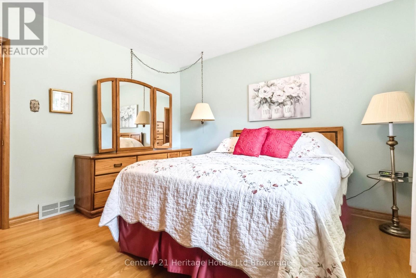 26 Deveron Crescent, London South (South T), Ontario  N5Z 4B1 - Photo 12 - X13591430