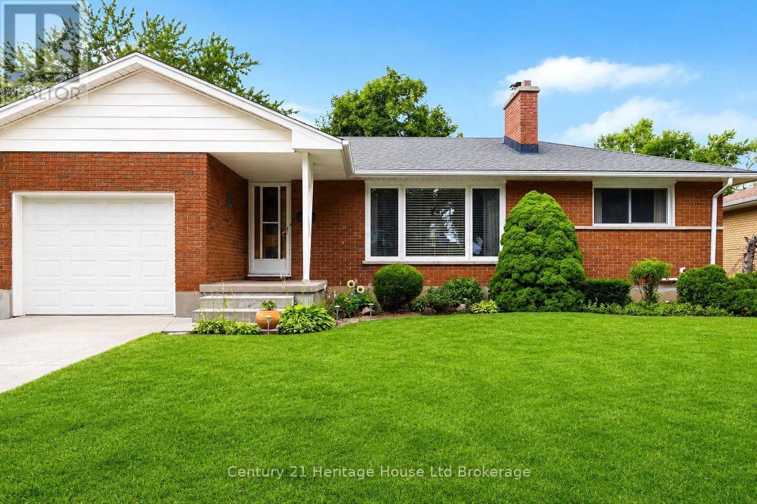 26 Deveron Crescent, London South (South T), Ontario  N5Z 4B1 - Photo 2 - X13591430