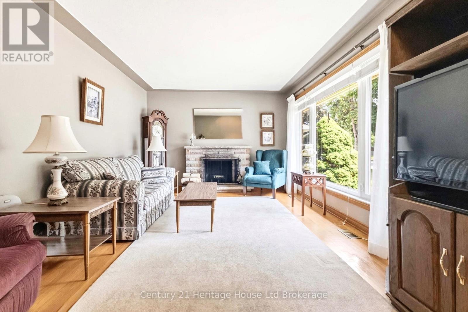 26 Deveron Crescent, London South (South T), Ontario  N5Z 4B1 - Photo 3 - X13591430