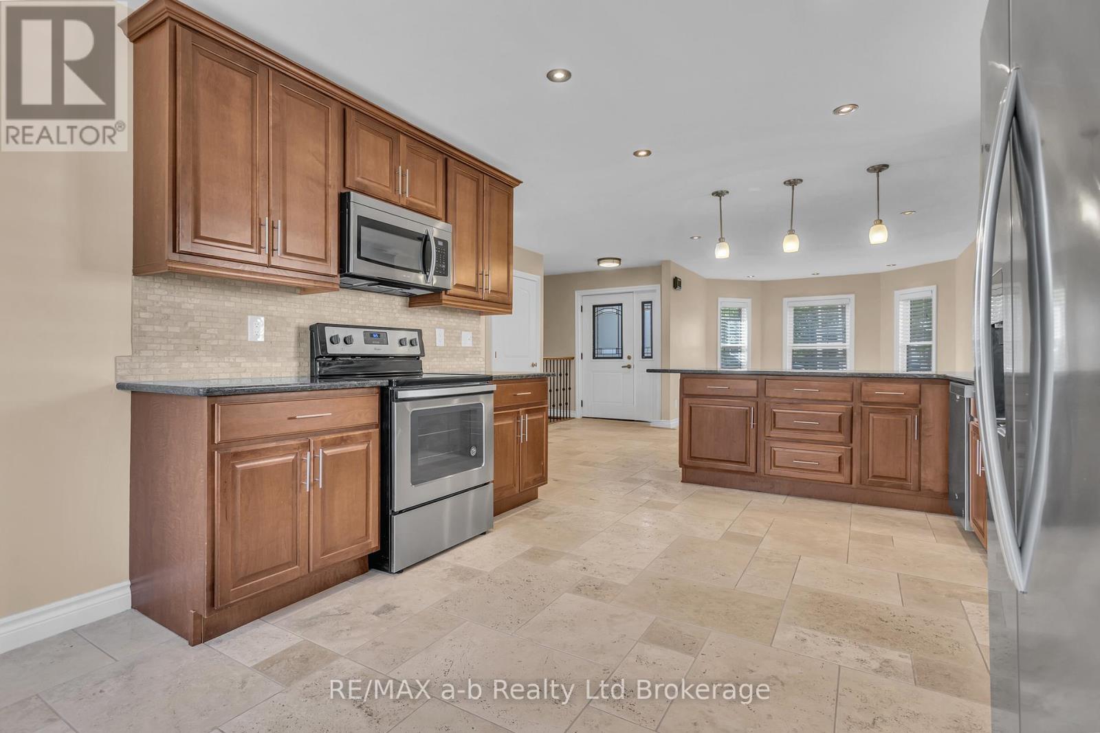 54 Pebble Beach Court, Woodstock (Woodstock - South), Ontario  N4S 8X2 - Photo 10 - X13633828