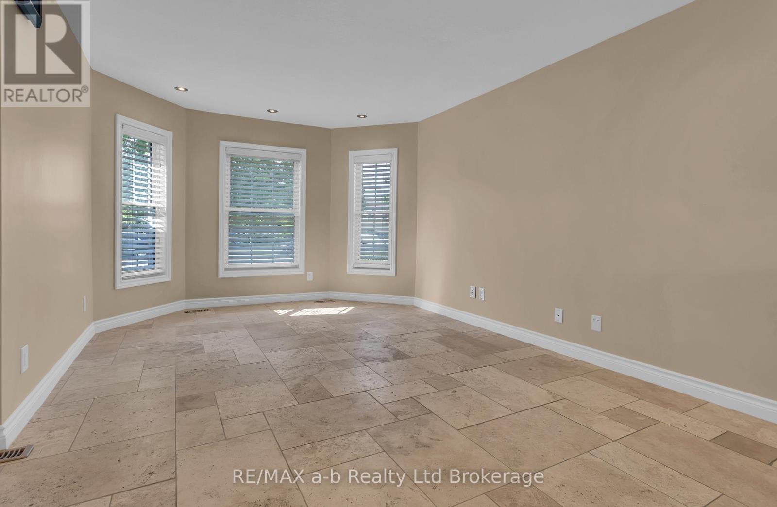 54 Pebble Beach Court, Woodstock (Woodstock - South), Ontario  N4S 8X2 - Photo 12 - X13633828
