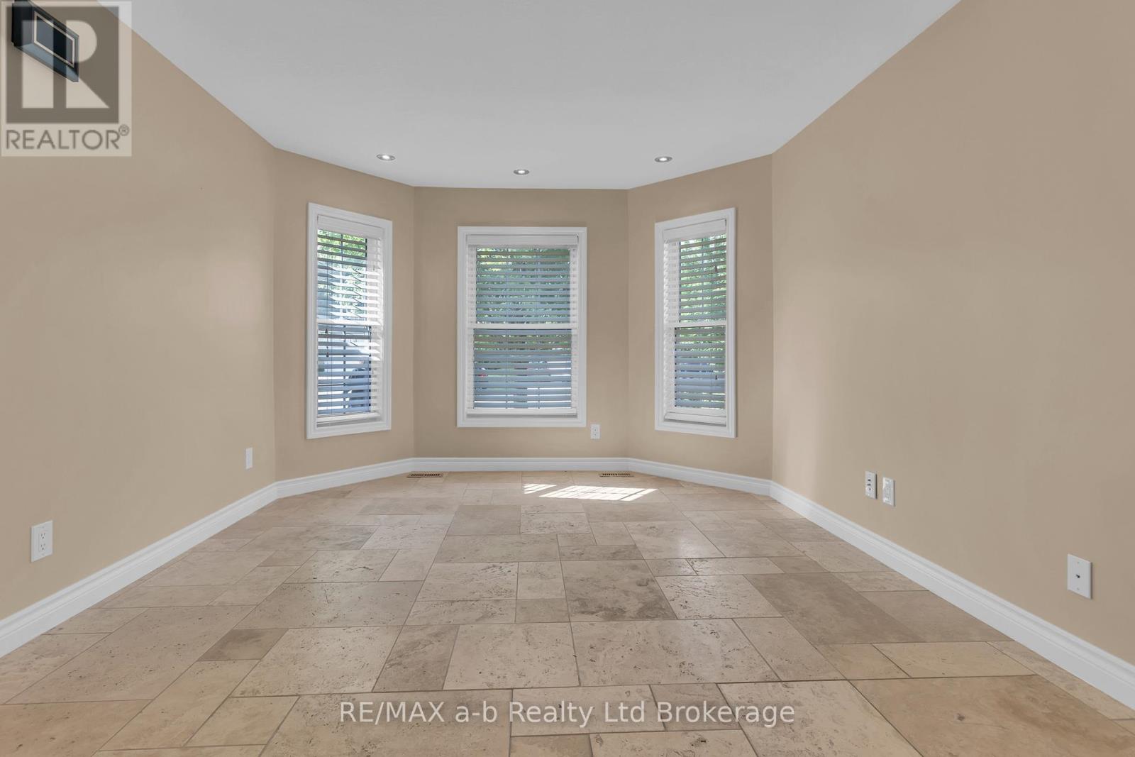 54 Pebble Beach Court, Woodstock (Woodstock - South), Ontario  N4S 8X2 - Photo 13 - X13633828