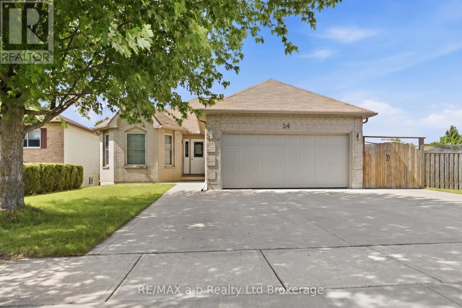 54 Pebble Beach Court, Woodstock (Woodstock - South), Ontario  N4S 8X2 - Photo 2 - X13633828