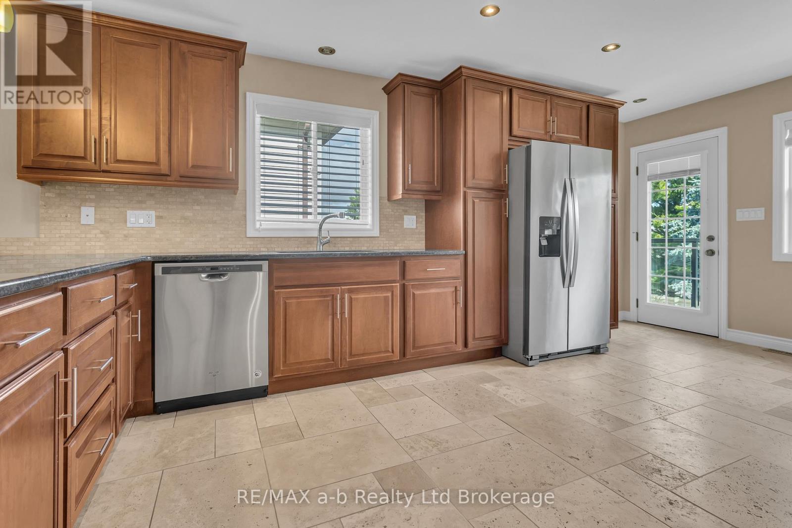 54 Pebble Beach Court, Woodstock (Woodstock - South), Ontario  N4S 8X2 - Photo 4 - X13633828