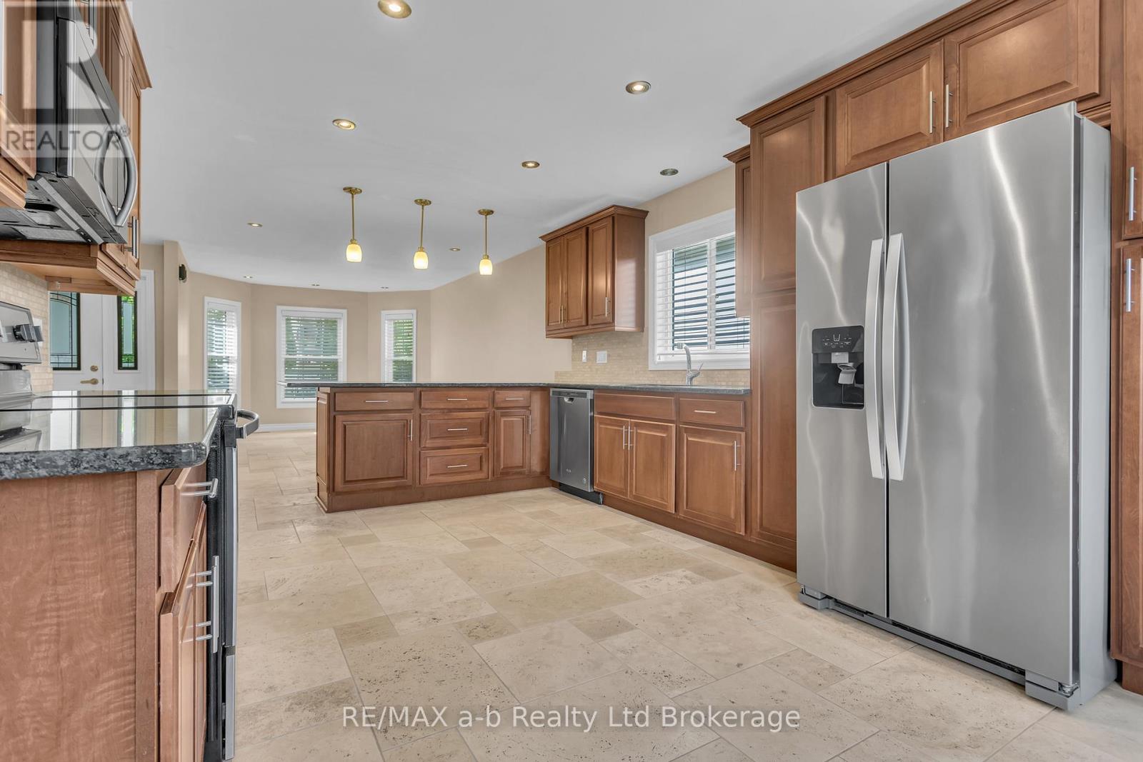 54 Pebble Beach Court, Woodstock (Woodstock - South), Ontario  N4S 8X2 - Photo 5 - X13633828