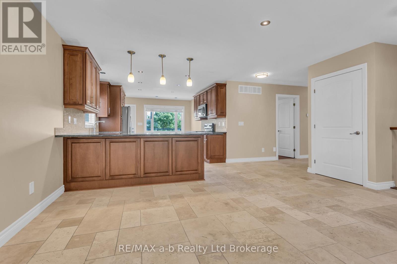 54 Pebble Beach Court, Woodstock (Woodstock - South), Ontario  N4S 8X2 - Photo 6 - X13633828