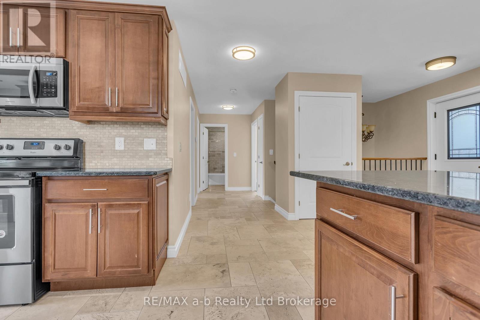 54 Pebble Beach Court, Woodstock (Woodstock - South), Ontario  N4S 8X2 - Photo 7 - X13633828