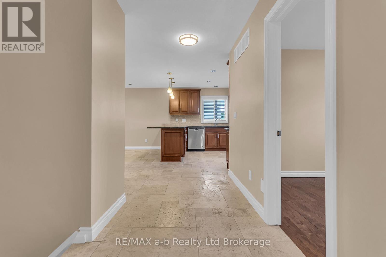 54 Pebble Beach Court, Woodstock (Woodstock - South), Ontario  N4S 8X2 - Photo 8 - X13633828