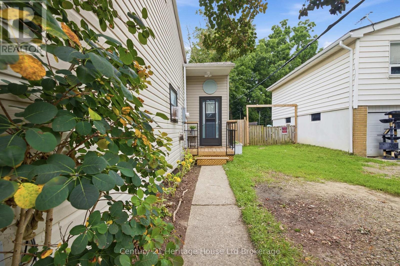 674 Hayball Street, Woodstock (Woodstock - North), Ontario  N4S 4Z4 - Photo 2 - X13657836