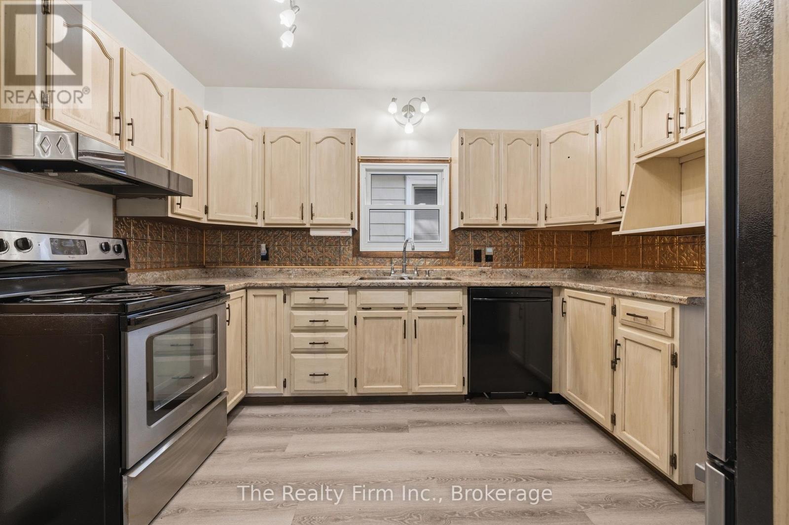 17 Douglas Street, Woodstock (Woodstock - South), Ontario  N4S 2Y1 - Photo 10 - X13659840