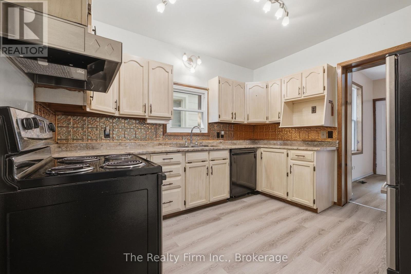 17 Douglas Street, Woodstock (Woodstock - South), Ontario  N4S 2Y1 - Photo 11 - X13659840